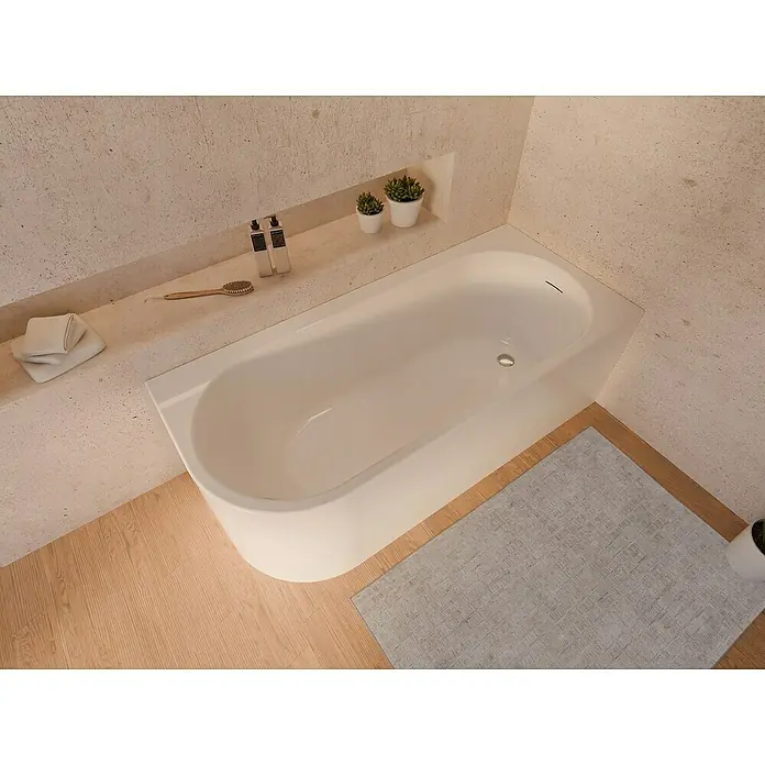 Ottofond Badewanne Mirador Corner - 170 x 75 cm, Sanitäracryl, Weiß, Ausrichtung Wanne: Rechts - Ein Badezimmer mit einer eleganten, weißen Badewanne, einer Ablagefläche mit Badutensilien und einem hellen, strukturierten Teppich.