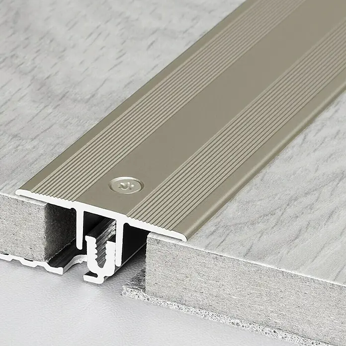 LOGOCLIC Übergangsprofil 220 - Sahara, 2,7 m x 34 mm, Montageart: Schrauben - Detailaufnahme einer silberfarbenen Übergangsleiste für Bodenbeläge, die zwei unterschiedliche Höhen elegant ausgleicht. Perfekt für einen nahtlosen Übergang.