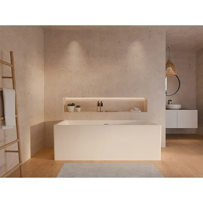 Ottofond Raumsparbadewanne Seaport - 170 x 75 cm, Sanitäracryl, Weiß - Elegantes Badezimmer mit freistehender Badewanne, hölzerner Handtuchleiter und stilvoller Nische mit Dekoration. Die minimalistische Gestaltung sorgt für eine entspannende Atmosphäre.