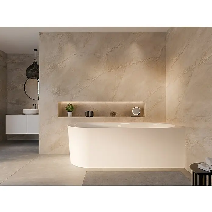 Ottofond Badewanne Mince Corner - 170 x 75 cm, Sanitäracryl, Weiß, Ausrichtung Wanne: Links - Elegantes Badezimmer mit einer freistehenden Badewanne im Vordergrund, stilvoller Nische und modernen Armaturen.