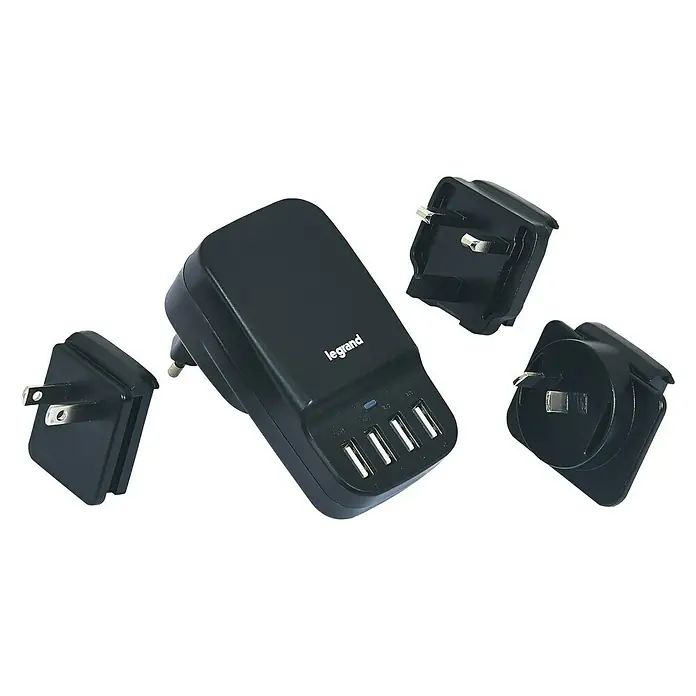 Legrand Cargador USB universal - Negro - La imagen muestra un cargador Legrand negro con cuatro puertos USB y tres adaptadores de enchufe diferentes.