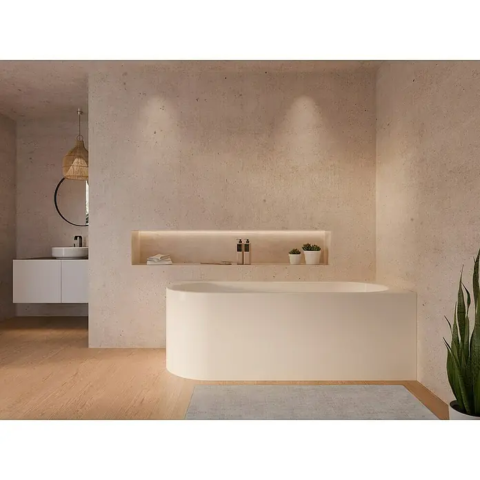 Ottofond Badewanne Mirador Corner - 170 x 75 cm, Sanitäracryl, Weiß, Ausrichtung Wanne: Rechts - Elegantes Badezimmer mit freistehender Badewanne, Naturholzfußboden und dezent beleuchteter Nische für stilvolle Badezimmeraccessoires.