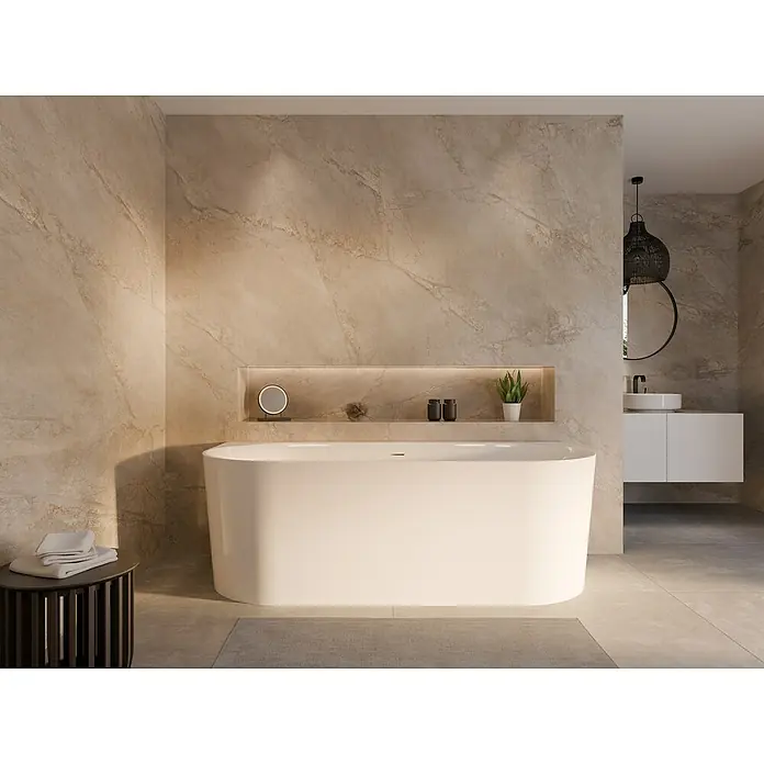 Ottofond Raumsparbadewanne Mince - 155 x 80 cm, Sanitäracryl, Weiß - Elegante freistehende Badewanne in einem modernen Badezimmer mit Steinwänden und integrierter Ablage für stilvolle Accessoires.