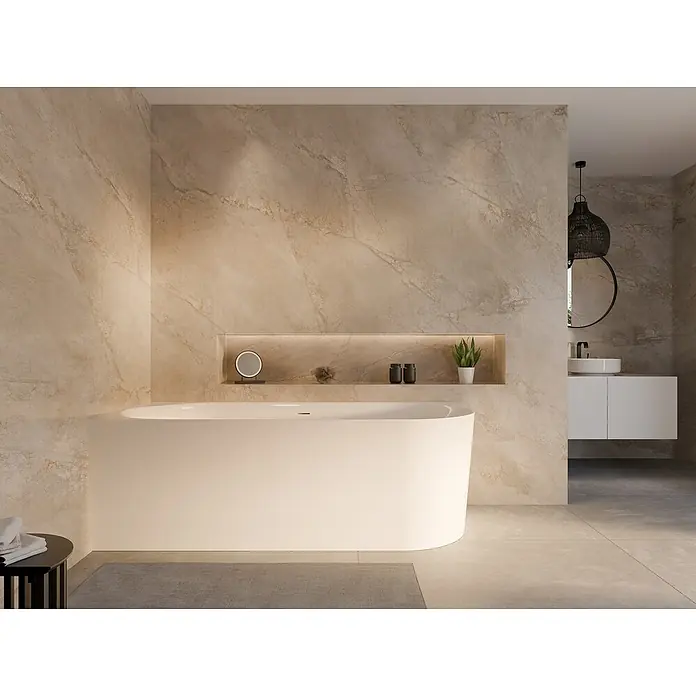 Ottofond Badewanne Mince Corner - 170 x 75 cm, Sanitäracryl, Weiß, Ausrichtung Wanne: Rechts - Elegantes Badezimmer mit freistehender Badewanne, stilvoller Beleuchtung und modernen Armaturen für ein entspannendes Ambiente.