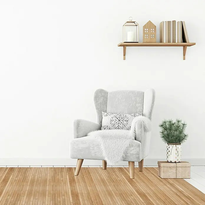 Alfombra de bambú Cool - Natural, 90 x 60 cm - Un sillón acogedor con un cojín decorativo y una manta invita a quedarse, mientras que un estante con decoración embellece la habitación.