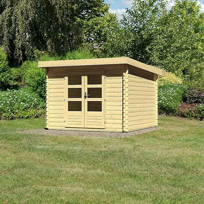 Karibu Gartenhaus Bastrup 5 - Außenmaß inkl. Dachüberstand (B x T): 315 x 333 cm, Holz, Natur - Ein helles Holzgartenhaus mit Doppeltür und Fenstern, umgeben von Rasen und Grün, bietet Stauraum und natürliche Optik.