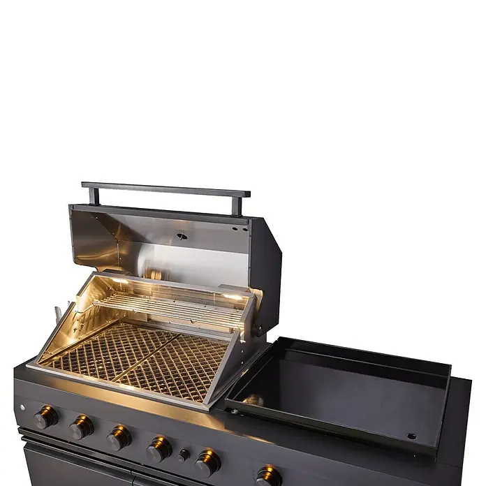 Kingstone Cube Outdoorküche 4500 - Schwarz, Material Grillfläche: Gusseisen, Anzahl Brenner: 7 - Nahaufnahme eines offenen Edelstahlgrills mit Grillrost und Bedienknöpfen. Elegantes Design für den Outdoor-Kochbereich.