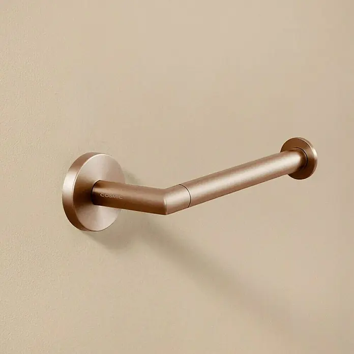 Cosmic Portarrollos Dual Start - Sin tapa, Cobre - Un portarrollos de papel higiénico de oro rosa de Cosmic montado en la pared clara. El producto tiene un diseño sencillo y elegante.