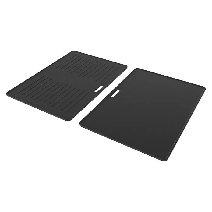Grillstar Grillplatte Powerburner - L x B: 40 x 28,15 cm, Gusseisen - Das Bild zeigt eine schwarze, wendbare Grillplatte mit geriffelter und glatter Seite, ideal zum Grillen verschiedener Speisen.