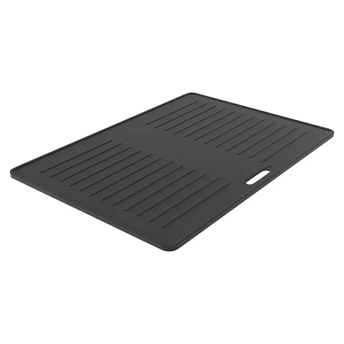 Grillstar Grillplatte Powerburner - L x B: 40 x 28,15 cm, Gusseisen - Eine schwarze Grillplatte mit Rillen auf einem dunklen Untergrund, ideal zum Grillen von Fleisch und Gemüse für ein köstliches Barbecue.