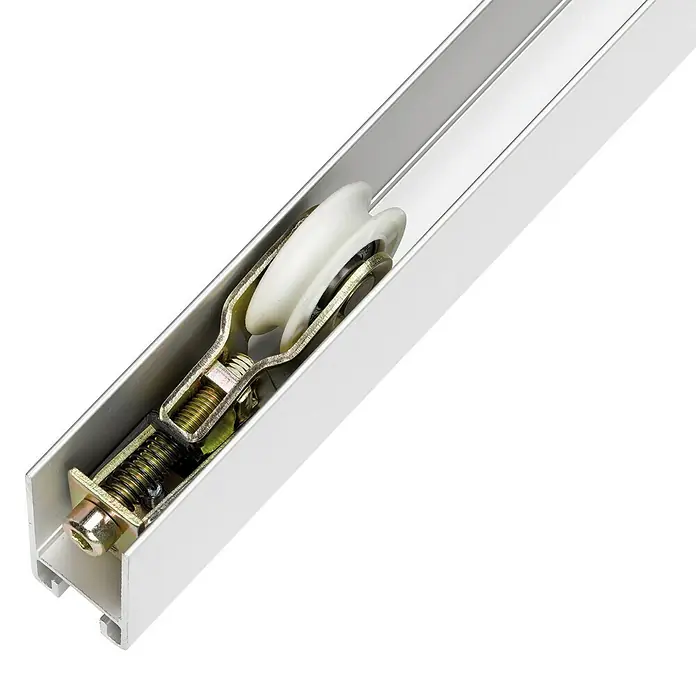 Room Plaza Easy Schiebetür-Bau-Set - Eiche Country/Pinie White, Farbe Beschlag: Silber - Nahaufnahme einer Schiebetürlaufschiene aus Aluminium mit Rollenaufhängung für eine reibungslose Bewegung der Tür.