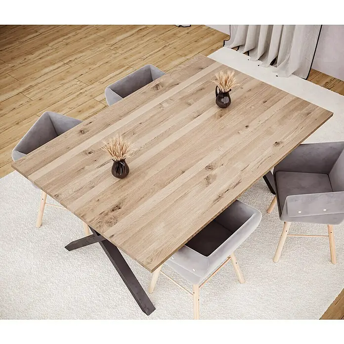 Leimholzplatte Wildeiche - Eiche, Qualitätsstufe Leimholzplatte: B/C, 1.800 x 1.210 x 26 mm - Ein moderner Esstisch mit grauen Stühlen und dunklen Vasen, der eine stilvolle Atmosphäre schafft.