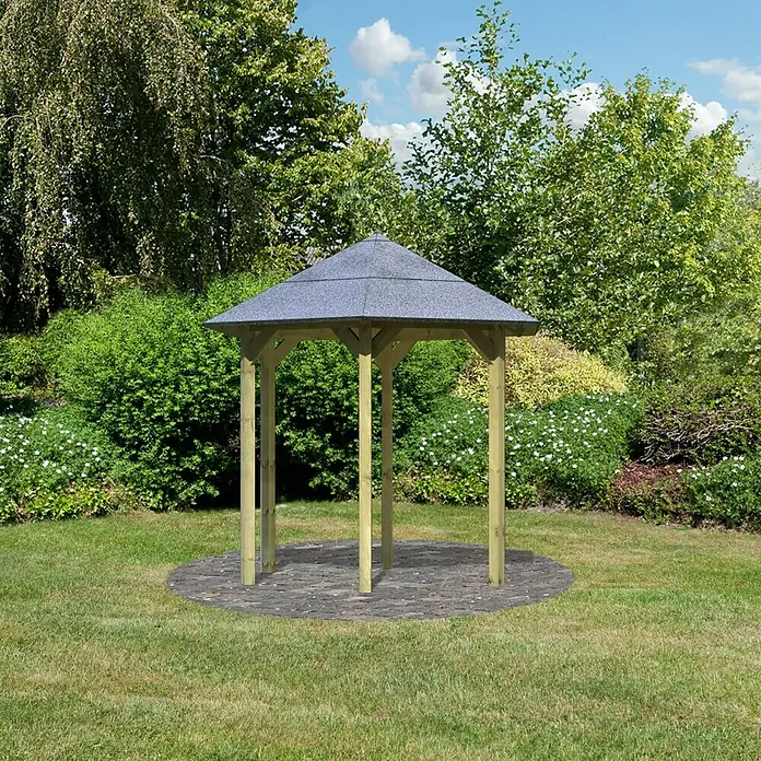 Karibu Pavillon Lissabon - Durchmesser: 299 cm, Schiefergrau, Natur - Eine Gartenlaube mit einem grauen Dach und hölzernen Pfosten steht auf einem Pflastersteinsockel in einem grünen Garten.
