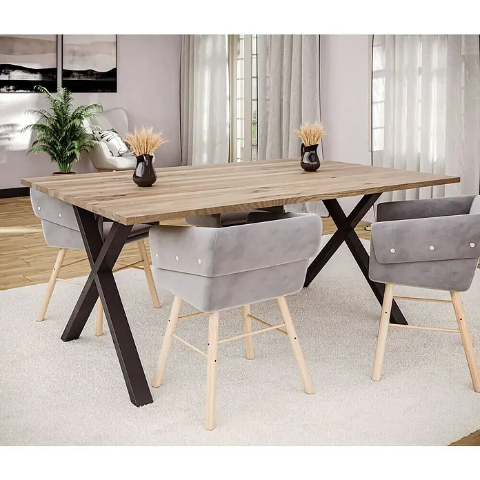 Leimholzplatte Wildeiche - Eiche, Qualitätsstufe Leimholzplatte: B/C, 1.800 x 1.210 x 26 mm - Esszimmertisch mit Holzplatte und schwarzen X-förmigen Beinen, umgeben von vier grauen Stühlen mit hellen Holzbeinen, für ein modernes Ambiente.
