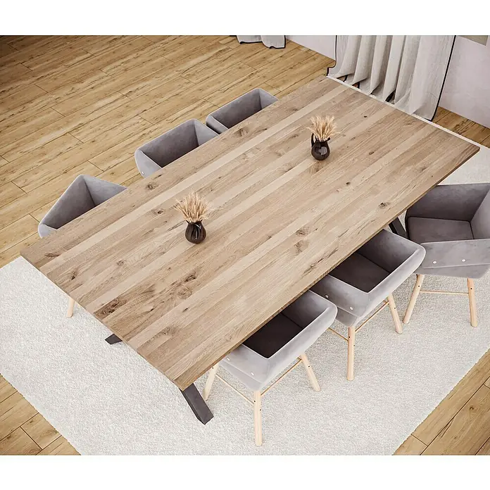 Leimholzplatte Wildeiche - Eiche, Qualitätsstufe Leimholzplatte: B/C, 3.000 x 1.210 x 20 mm - Ein einladender Esstisch aus Holz mit stilvollen grauen Stühlen, perfekt für gesellige Mahlzeiten.