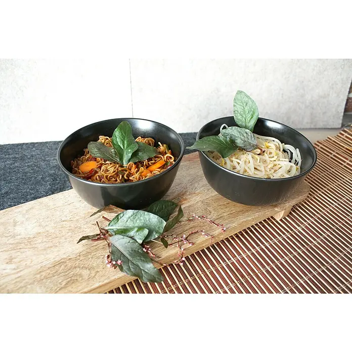 Blu Bio Wasserpfeffer - Polygonum hydropiper, Topfgröße: 12 cm - Zwei Schalen mit asiatischen Nudeln und frischem Basilikum auf einem Tisch. Köstliche und gesunde Mahlzeit, ideal für jeden Anlass.