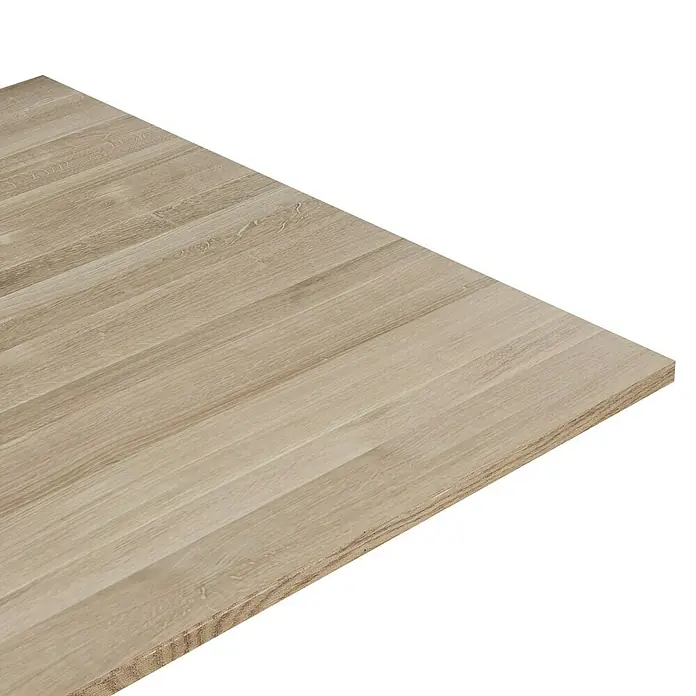Leimholzplatte - Eiche, Qualitätsstufe Leimholzplatte: A/B, 900 x 1.210 x 26 mm - Detailaufnahme einer hellen Holzplatte mit sichtbarer Maserung und seitlichem Profil. Einseitig schwarzer Hintergrund für Kontrast.