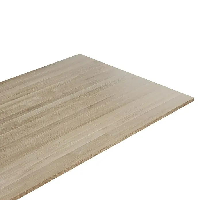 Leimholzplatte - Eiche, Qualitätsstufe Leimholzplatte: A/B, 1.800 x 1.210 x 26 mm - Ein helles Holzregal mit feiner Maserung präsentiert sich vor einem schwarzen Hintergrund. Das Regalbrett scheint robust und gut verarbeitet.