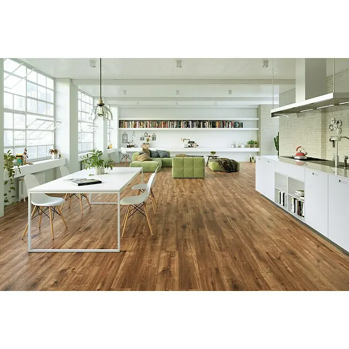 LOGOCLIC Laminado Roble Thermo - 1.200 x 196 x 8 mm, Roble Thermo, AC4 - Interior acogedor con suelos de madera cálida, una mesa de comedor luminosa y detalles en verde. El pavimento aporta un ambiente acogedor.