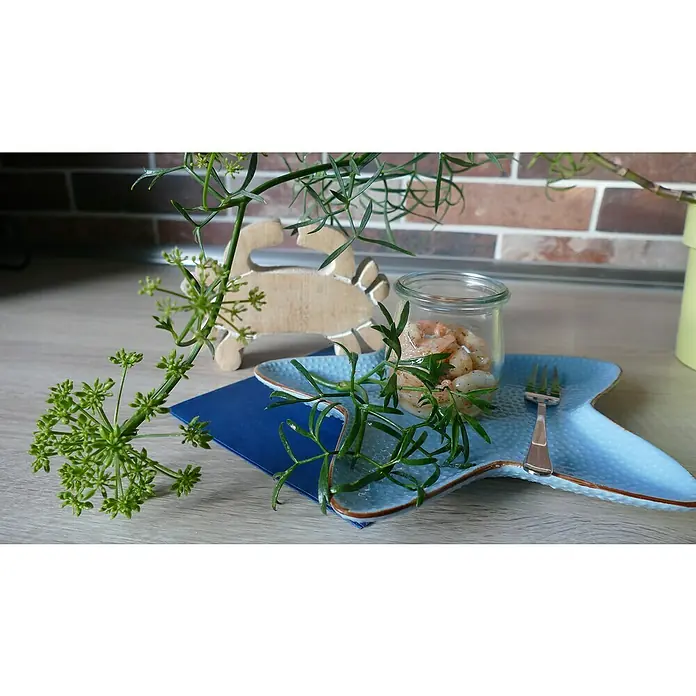 Blu Bio Meerfenchel - Crithmum maritimum, Topfgröße: 12 cm - Nahaufnahme eines Tellers mit Meerestieren in einem Glas, dekoriert mit frischen Kräutern, auf einem Tisch mit einem Holzornament im Hintergrund.