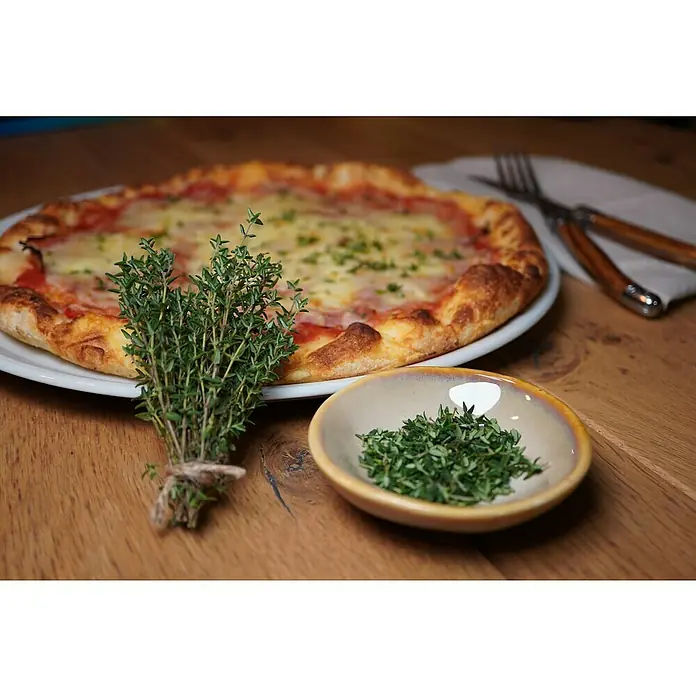 Blu Bio Oregano Thymian - Thymus species, Topfgröße: 12 cm - Ein appetitliches Bild einer Pizza mit frischem Thymian, die die köstlichen Aromen und kulinarische Köstlichkeiten hervorhebt.