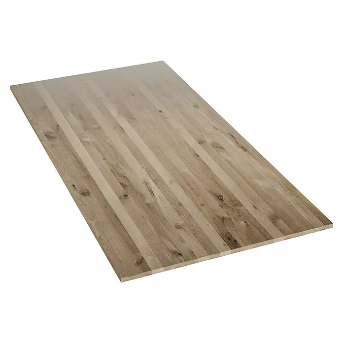 Leimholzplatte Wildeiche - Eiche, Qualitätsstufe Leimholzplatte: B/C, 2.400 x 1.210 x 26 mm - Eine Tischplatte aus Holzleisten in warmen Farbtönen, die eine rustikale und einladende Atmosphäre ausstrahlt. Ideal für DIY-Projekte und Möbelbau.
