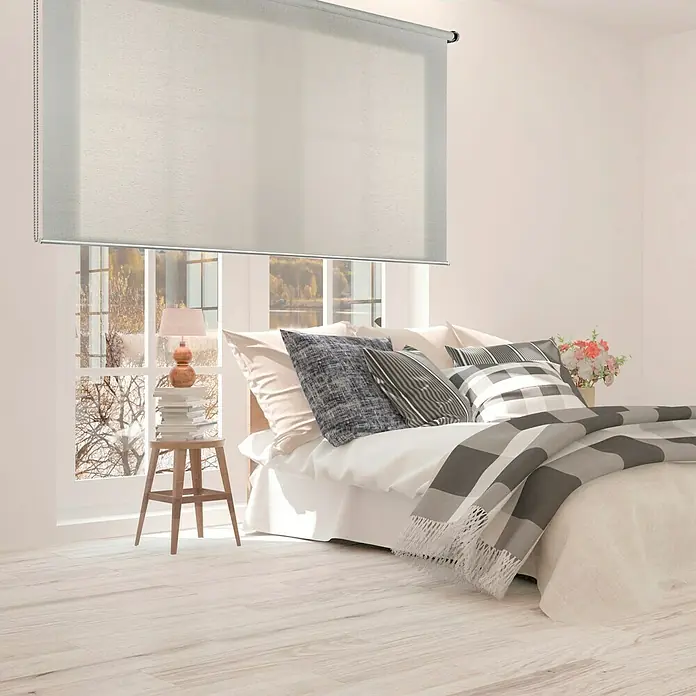 Estor enrollable Roll-up Scandi - An x Al: 100 x 250 cm, Piedra arenisca, Unicolor - Un elegante dormitorio con una persiana enrollable gris claro, que filtra la luz suave y brinda privacidad.