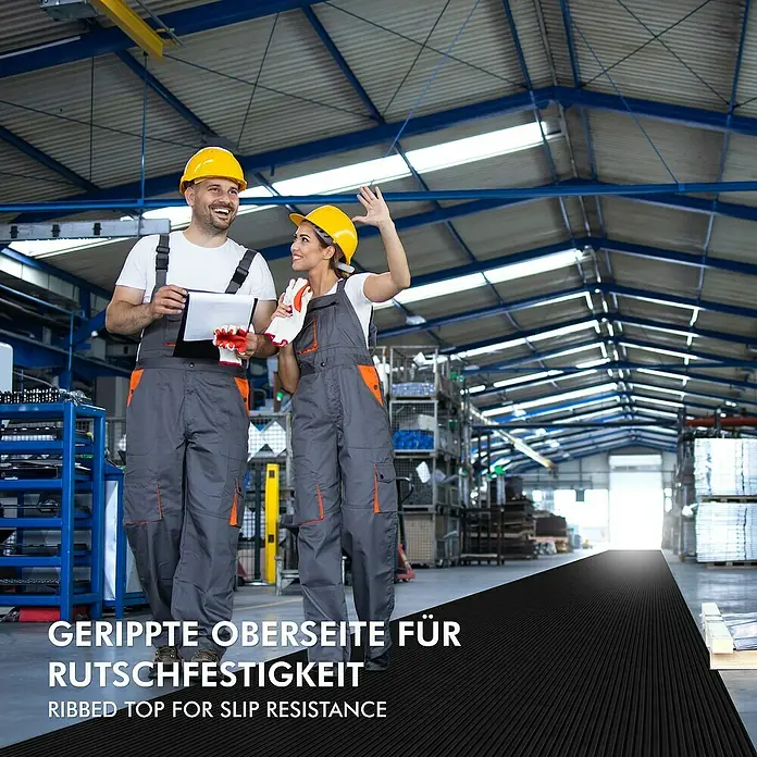 Floordirekt Läufer Breit gerippt - 350 x 100 x 0,6 cm, Schwarz - Gerippte Gummimatte für Rutschfestigkeit in einer Fabrik, ideal für Arbeitsplätze.