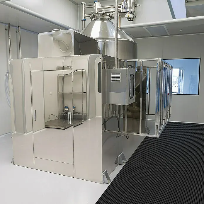 Floordirekt Läufer Breit gerippt - 350 x 100 x 0,6 cm, Schwarz - Bild eines Edelstahltanksystems in einer sauberen Produktionsumgebung, das hohe Hygienestandards für die pharmazeutische Fertigung erfüllt.