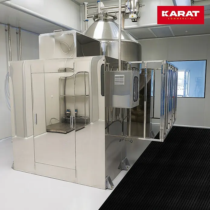 Floordirekt Läufer Breit gerippt - 200 x 120 x 0,3 cm, Schwarz - Aufnahme einer sterilen Anlage von Karat Commercial, die für die Herstellungsumgebung mit höchster Hygiene konzipiert ist.