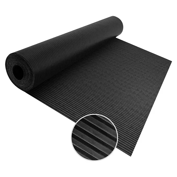 Floordirekt Läufer Breit gerippt - 350 x 100 x 0,6 cm, Schwarz - Bild eines gerollten, gerippten Gummiläufers mit einem detaillierten Ausschnitt, der die Textur hervorhebt.