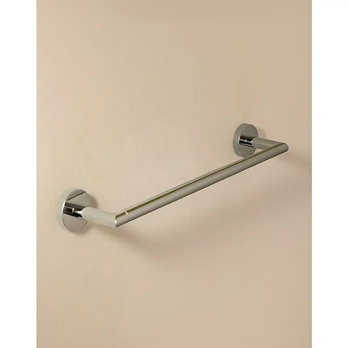 Cosmic Toallero de barra Dual Start - 40 cm, Cromo - Una barra de toalla de metal brillante en una pared de color claro, que combina funcionalidad con diseño moderno.