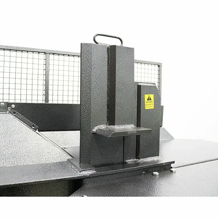 HZC Power Holzspalter HS30999 - Motorleistung: 6,5 PS, 30 kg, Max. Spaltgutlänge: 570 mm - Nahaufnahme eines robusten Holzspalters mit Sicherheitskäfig und Warnschild, ideal für die Holzbearbeitung.