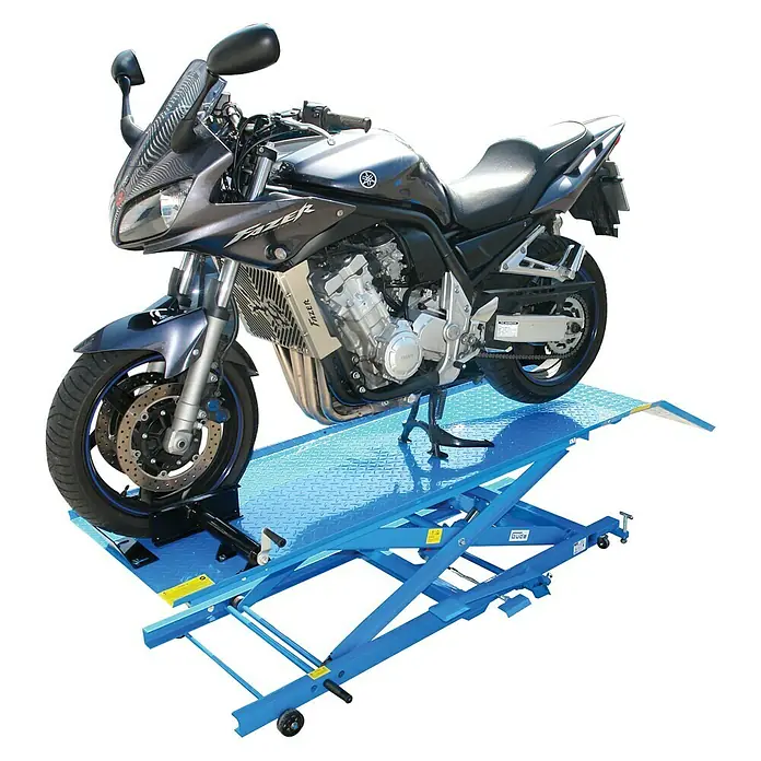 Güde Montagerampe GMR 560 - Höhenverstellung: 22 cm - 79 cm - Motorrad auf einer blauen Motorradhebebühne. Diese Hebebühne erleichtert die Wartung und Reparatur von Motorrädern.