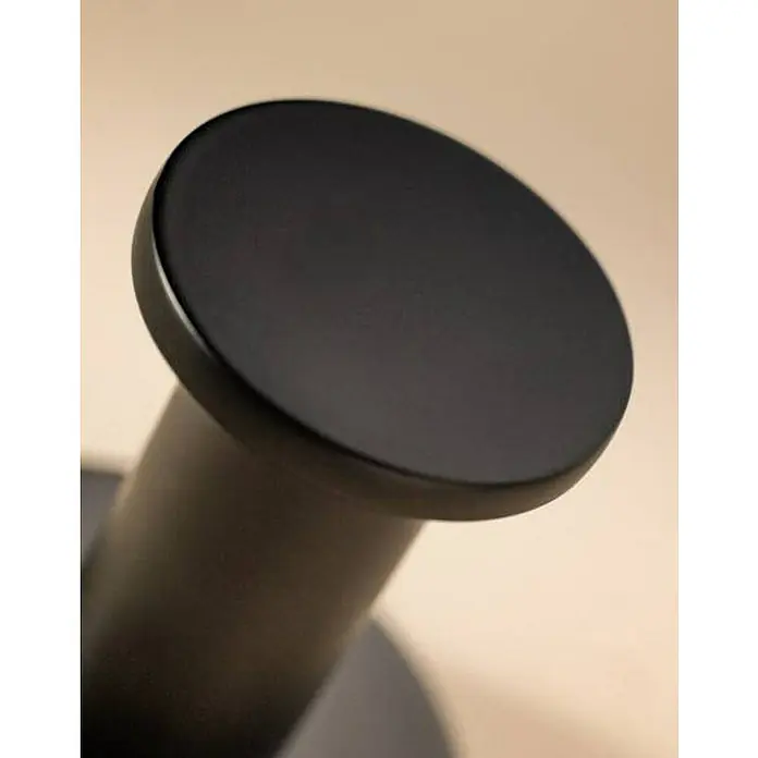 Cosmic Colgador Dual Start - Negro, Latón, Brillante - Primer plano de un gancho de pared redondo negro mate que muestra un diseño minimalista y funcionalidad para espacios modernos.