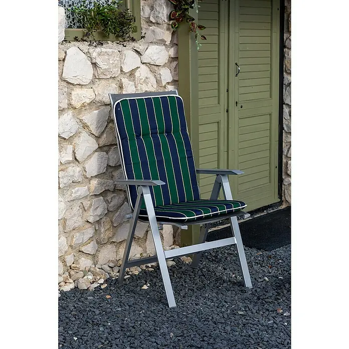 beo Gartenmöbel-Auflage Paselista - Hochlehner, 4 Stk., L x B x H: 114 x 47 x 5 cm, Blau/Grün - Ein stilvoller Gartenstuhl mit blau-grün gestreiftem Kissen steht vor einer Steinmauer und einer grünen Tür. Perfekt zum Entspannen im Freien.