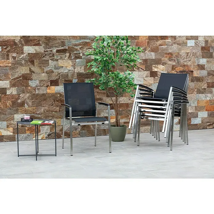Acamp Stapelsessel Auris - 6 Stk., Stapelbar, Schwarz, B x T x H: 55 x 60 x 90 cm - Eine stilvolle Szene mit einem einzelnen Stuhl und einem Stapel Stühle, ideal für entspannte Stunden im Freien.