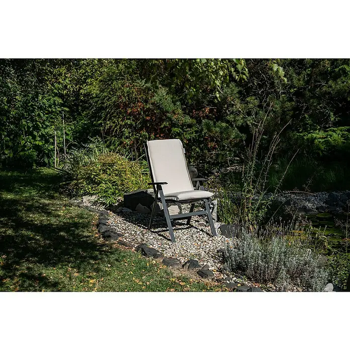 beo Gartenmöbel-Auflage Aurich - Hochlehner, 6 Stk., L x B x H: 120 x 52 x 8 cm, Baumwolle, Poylester, Beige - Der graue Liegestuhl mit hellbeiger Auflage steht auf einem Kiesweg und lädt zum Verweilen im Garten ein. Entspannung pur!