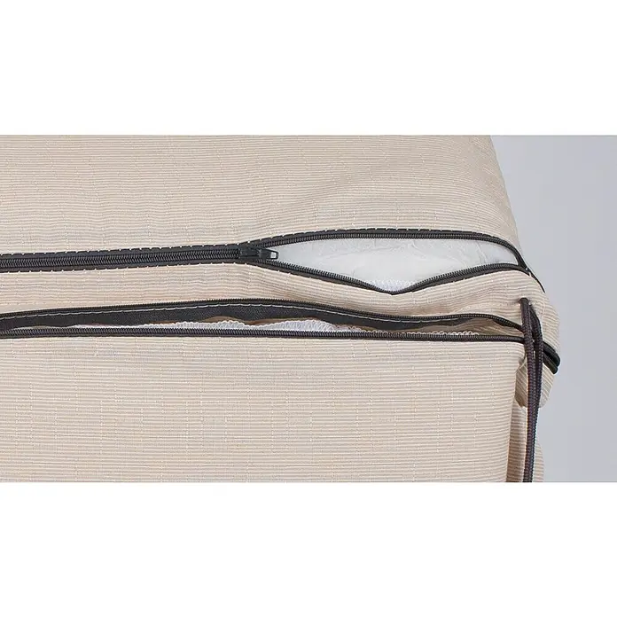 beo Gartenmöbel-Auflage Aurich - Niederlehner, 4 Stk., L x B x H: 96 x 47 x 6 cm, Baumwolle, Polyester, Beige - Detailansicht eines beigen Kissens mit Reißverschluss, der teilweise geöffnet ist und die Füllung zeigt.