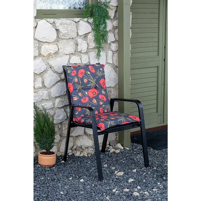 beo Gartenmöbel-Auflage Trondheim - Niederlehner, 6 Stk., L x B x H: 98 x 46 x 8 cm, Baumwolle, Polyester, Schwarz/Rot - Ein bequemer Gartenstuhl mit einem blauen Kissen mit roten Mohnblumenmuster, der zum Entspannen im Freien einlädt.