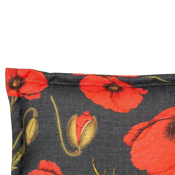 beo Gartenmöbel-Auflage Trondheim - Relaxsesselauflage, L x B x H: 171 x 46 x 8 cm, Baumwolle, Polyester, Rot/Schwarz - Nahaufnahme eines Stoffes mit einem Mohnblumenmuster in Rot und Grün auf einem dunklen Hintergrund. Ideal für Nähprojekte und Heimdeko.