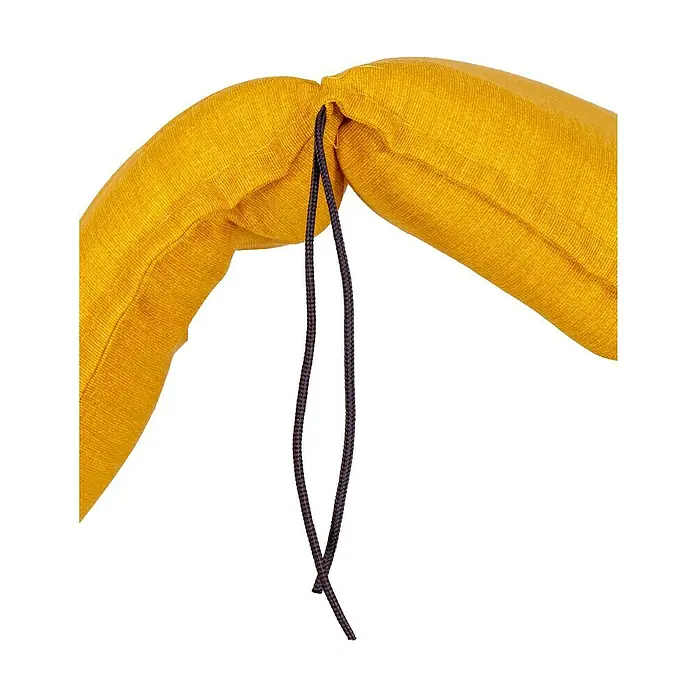 beo Gartenmöbel-Auflage Brovine - Niederlehner, 6 Stk., L x B x H: 101 x 50 x 6 cm, Baumwolle, Polyester, Gelb - Nahaufnahme einer gelben Stoffwurst, die mit einer dunklen Schnur zusammengebunden ist und ein rustikales, handgefertigtes Aussehen erzeugt.