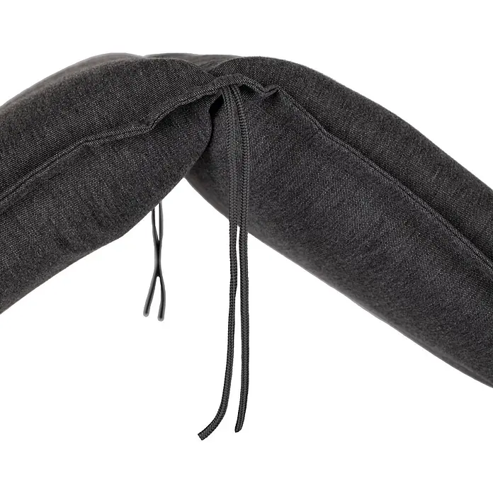 beo Gartenmöbel-Auflage Schwarz - Liegenauflage, 1 Stk., L x B x H: 191 x 58 x 8 cm, Baumwolle, Polyester - Nahaufnahme einer schwarzen, gepolsterten Nackenrolle mit Kordelzug. Die Nackenrolle sorgt für Komfort und Unterstützung.