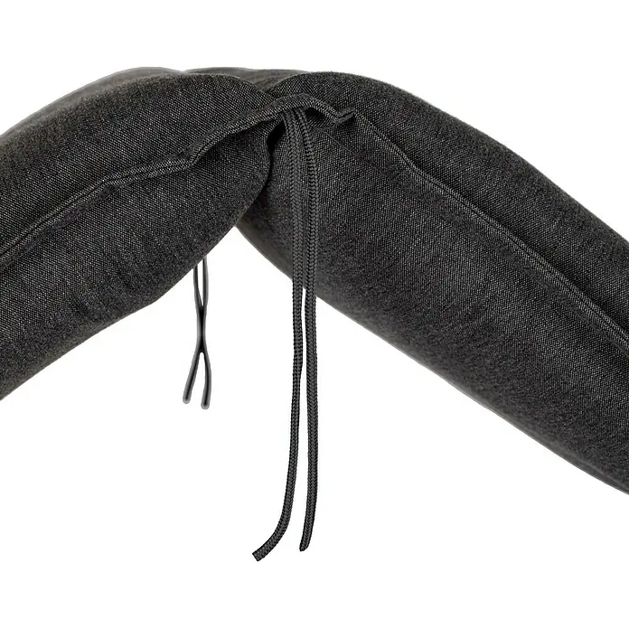 beo Gartenmöbel-Auflage Tartu - Niederlehner, 4 Stk., L x B x H: 98 x 46 x 8 cm, Polyester, Anthrazit - Nahaufnahme einer schwarzen, gepolsterten Nackenrolle mit Kordelzug. Die Nackenrolle sorgt für Komfort und Unterstützung.