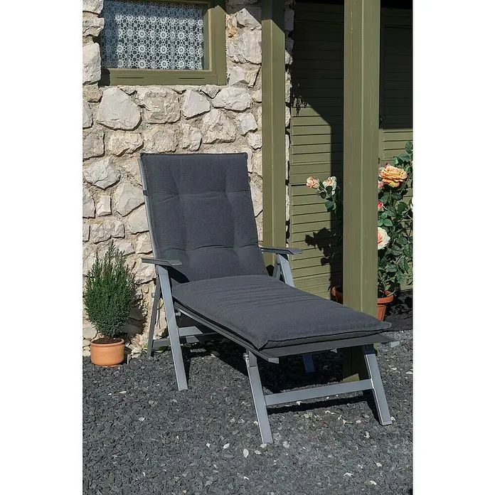 beo Gartenmöbel-Auflage Schwarz - Liegenauflage, 1 Stk., L x B x H: 191 x 58 x 8 cm, Baumwolle, Polyester - Gemütliche graue Gartenliege mit gepolsterter Auflage vor einer Steinwand und blühenden Rosenbüschen.