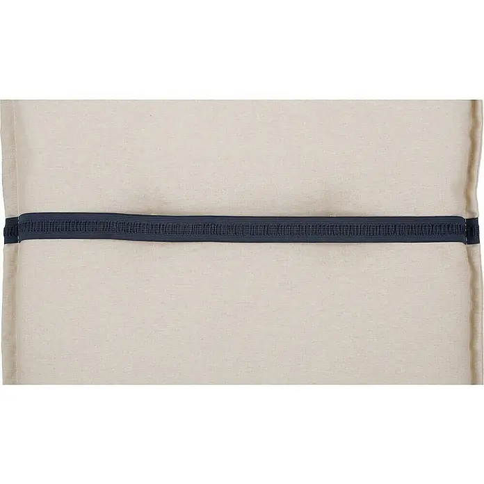 beo Gartenmöbel-Auflage Takume - Hochlehner, 4 Stk., L x B x H: 118 x 46 x 8 cm, Baumwolle, Polyester, Beige - Ein cremefarbenes Kissen mit einem marineblauen Zierband in der Mitte, das dem Kissen eine elegante Note verleiht.