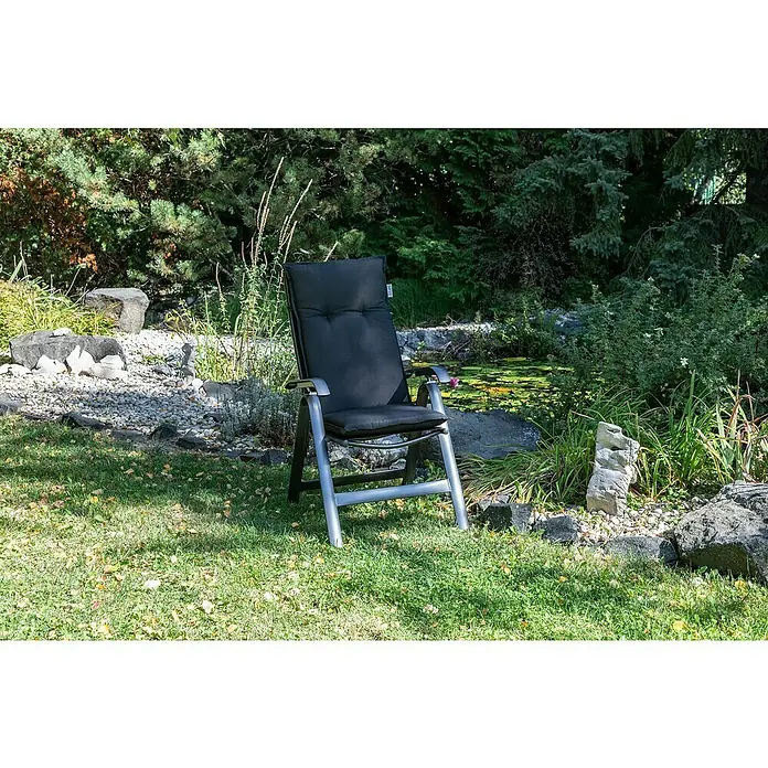 beo Gartenmöbel-Auflage Trabzon - Hochlehner, 6 Stk., L x B x H: 118 x 46 x 8 cm, Baumwolle, Polyester, Schwarz - Der elegante schwarze Gartenstuhl mit verstellbarer Rückenlehne steht auf einem grünen Rasen und bietet einen bequemen Platz zum Entspannen im Garten.