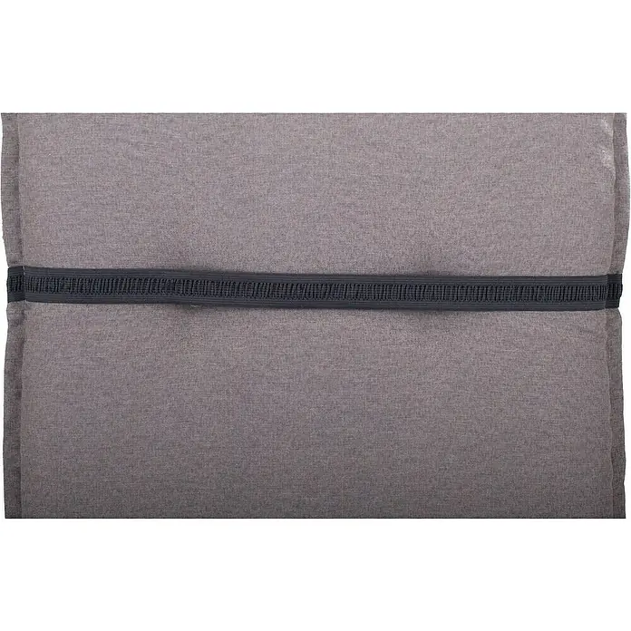 beo Gartenmöbel-Auflage Tanana - Niederlehner, 6 Stk., L x B x H: 98 x 46 x 8 cm, Baumwolle, Polyester, Grau - Nahaufnahme eines grauen Kissens mit einem dunklen Band in der Mitte, das Textur und Design hervorhebt.