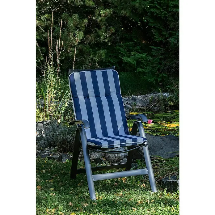 beo Gartenmöbel-Auflage Paselista - Hochlehner, 6 Stk., L x B x H: 114 x 47 x 5 cm, Blau/Weiß - Ein bequemer, blau gestreifter Gartenstuhl im Freien, perfekt zum Entspannen und Genießen der Natur. Er bietet Komfort und Stil für jeden Garten.