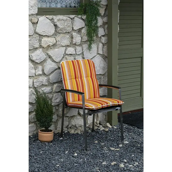 beo Gartenmöbel-Auflage Edremit - Niederlehner, 6 Stk., L x B x H: 96 x 47 x 5 cm, Baumwolle, Polyester, Orange - Einladender Außenbereich mit einem bequemen, gestreiften Stuhl vor einer rustikalen Steinwand.